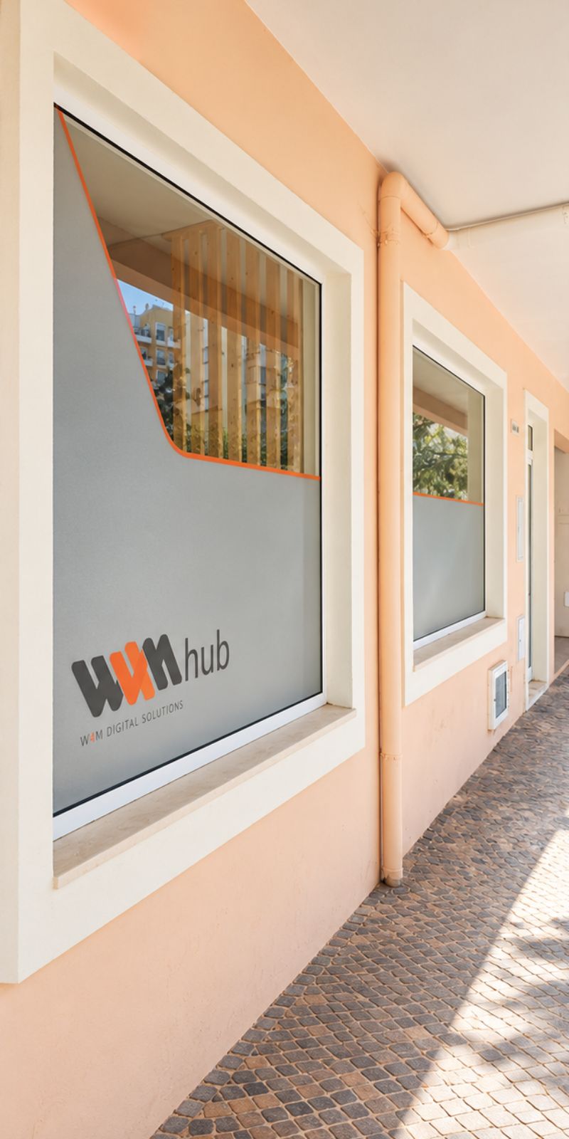 Fachada do espaço W4M hub em Faro, onde funciona a HealthTech Innovation Accelerator